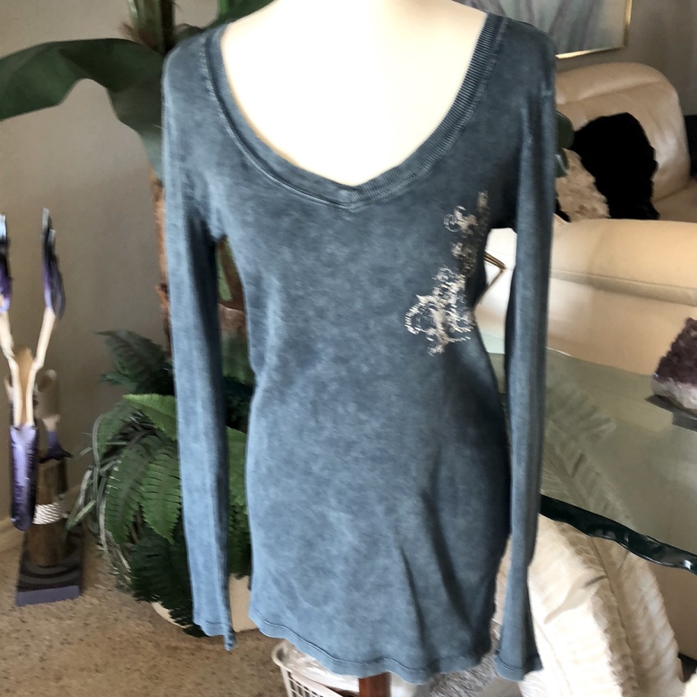 SZ M  CENTRAL PARK V NECK TOP. LONG SLEEVES